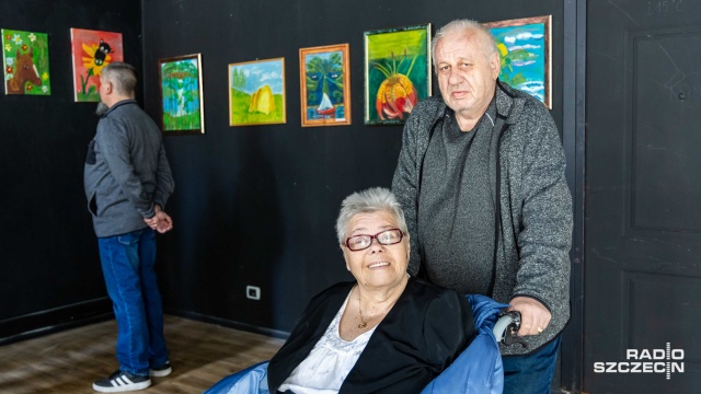 Maluje stopą. Wystawę można oglądać w Szczecinie [ZDJĘCIA]