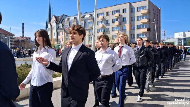 Polonez przed maturami w centrum Świnoujścia [ZDJĘCIA]
