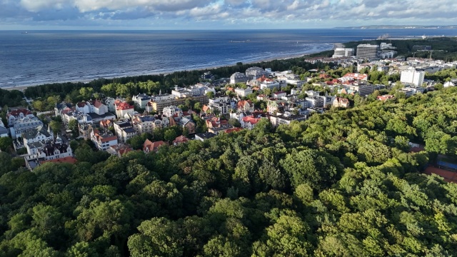 Piękna plaża, zabytki i najwyższa ceglana latarnia na świecie. Świnoujście zaprasza turystów