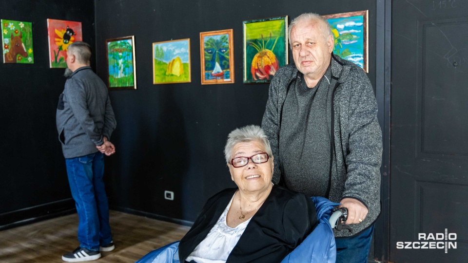 Maluje stopą. Wystawę można oglądać w Szczecinie [ZDJĘCIA]