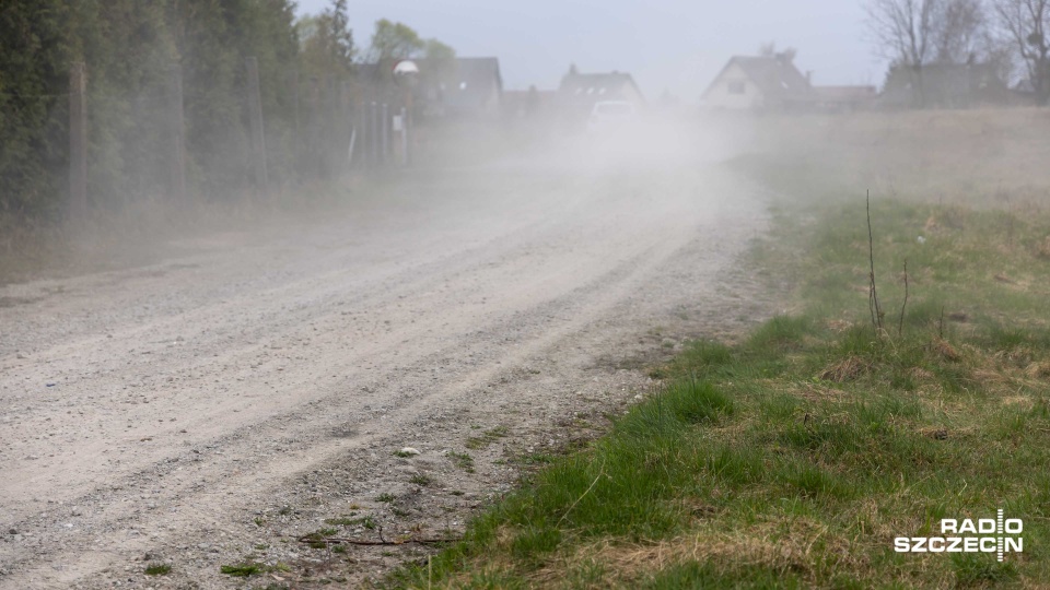 Zakurzony Przęsocin, czyli problem mieszkańców z pyłem unoszącym się z ulicy [ZDJĘCIA]
