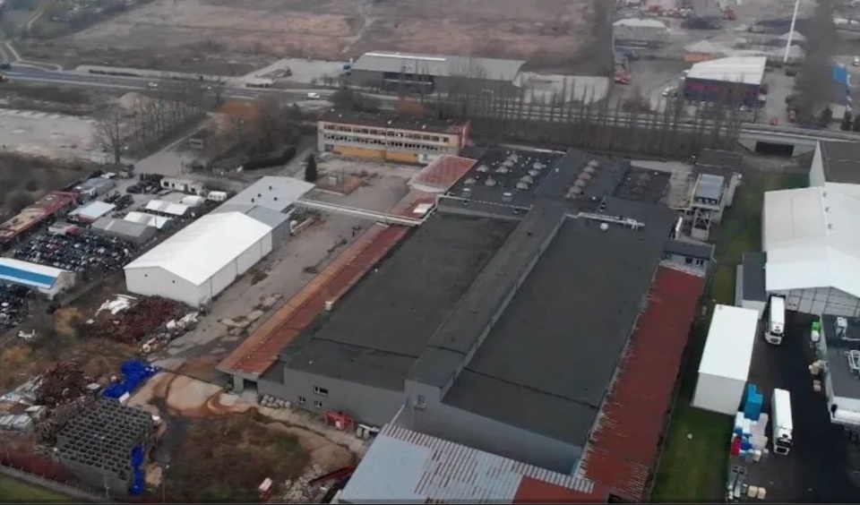 Koszalin z ofertą dla biznesu o dużej skali. Na sprzedaż rozbudowana baza magazynowa
