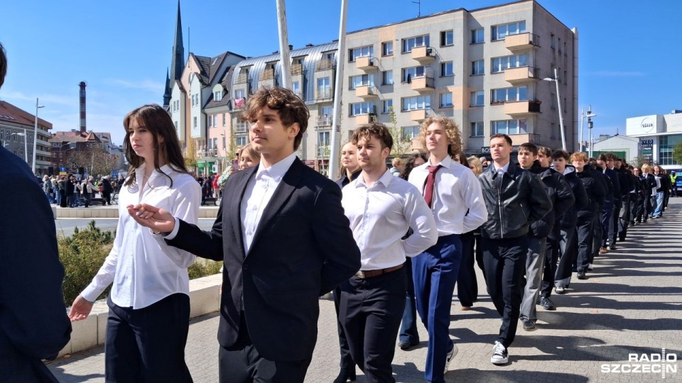Polonez przed maturami w centrum Świnoujścia [ZDJĘCIA]