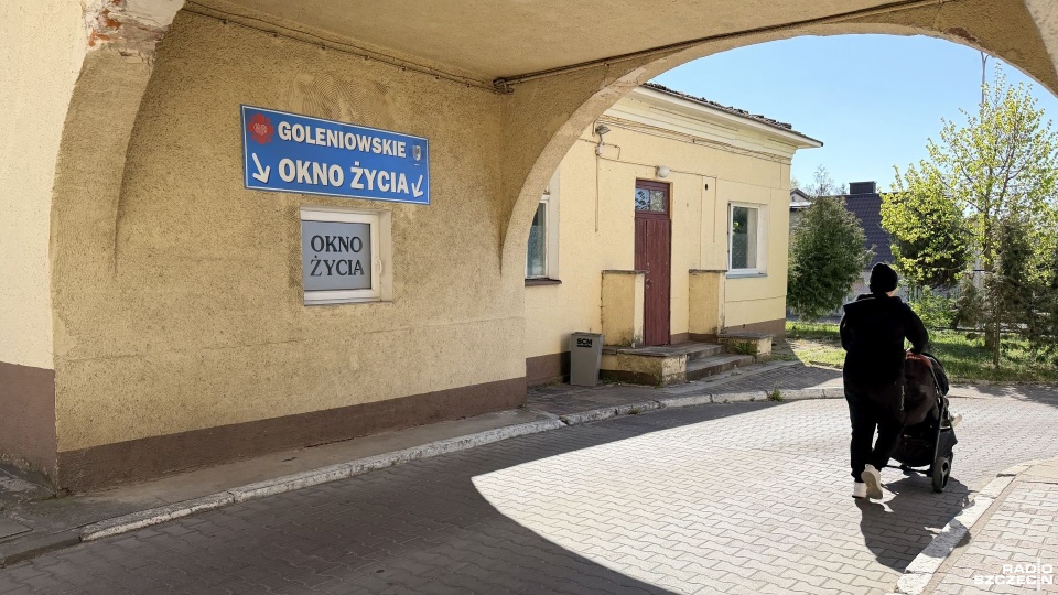 W goleniowskim oknie życia pozostawiono chłopca [ZDJĘCIA]
