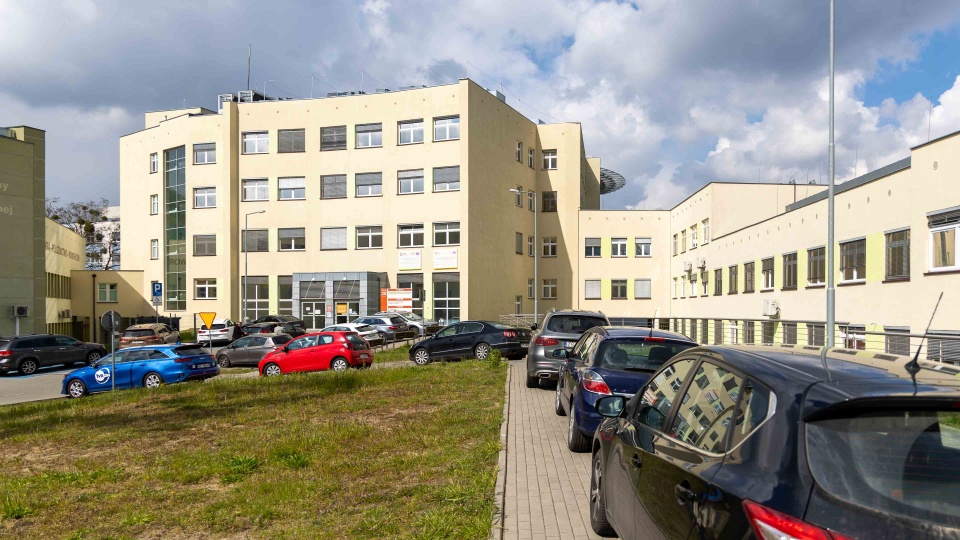 Prysznice bez "słuchawek", pacjenci w kłopocie. Szpitalny oddział walczy z bakterią