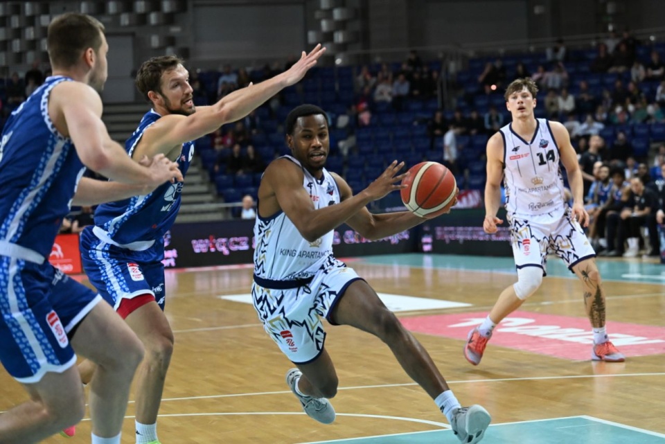 King wciąż liderem. Dwie kolejki do play-off