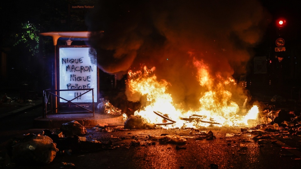 Mimo zapowiedzi surowych kar, w Paryżu trwają grabieże