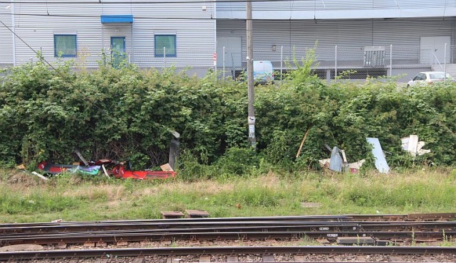 Śmieci przy stacji Wzgórze Hetamńskie - fot.słuchacz [11.07.2014]