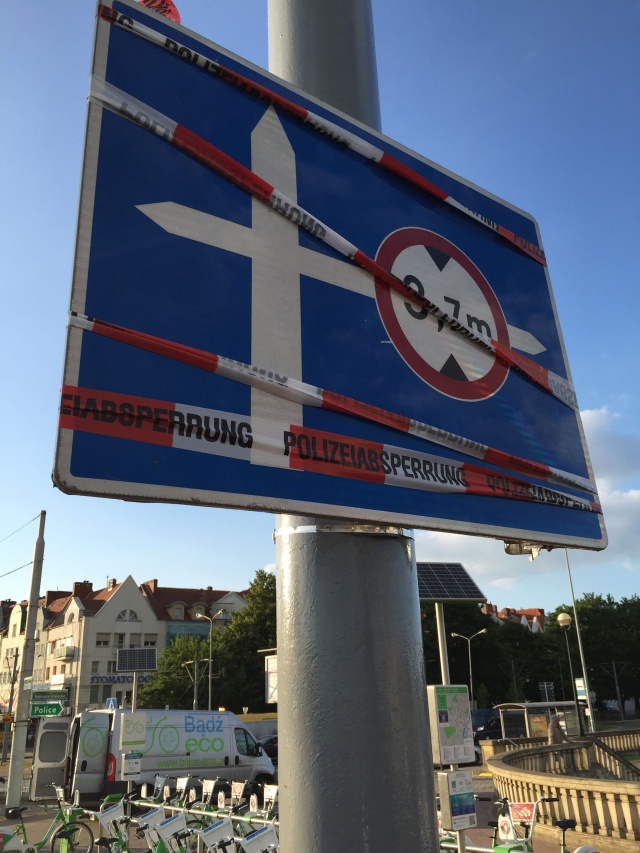 Niemiecka taśma na polskim znaku 10.06.2015