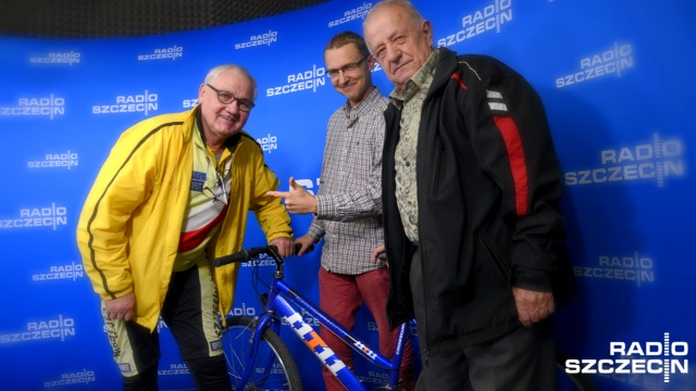 Pan Zdzisław (z lewej) przekazuje rower panu Włodzimierzowi(z prawej), w środku Janusz Wilczyński - fot.J.Gaszyński Radio Szczecin 9.10.2015