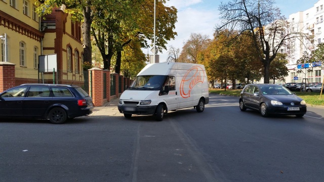 Nieprawidłowe parkowanie przy ul.Narutowicza - fot.słuchacz 12.10.2015