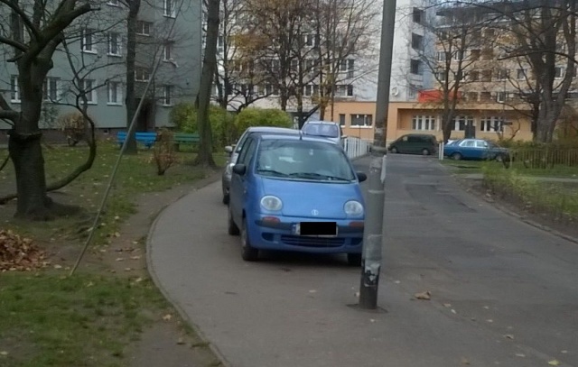 Jak nie należy parkować przy ulicy Odzieżowej, fot. Janusz Wiczyński 20.11.2015