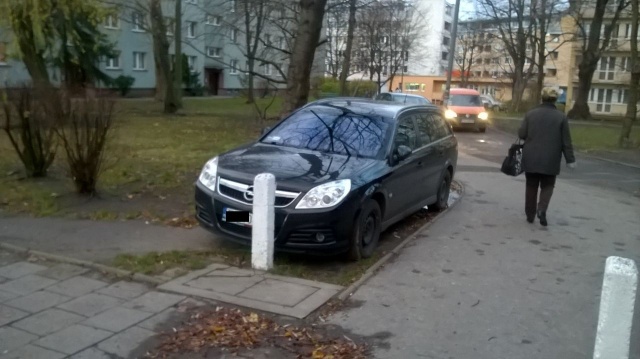 Jak nie należy parkować przy ulicy Odzieżowej, fot. Janusz Wiczyński 20.11.2015
