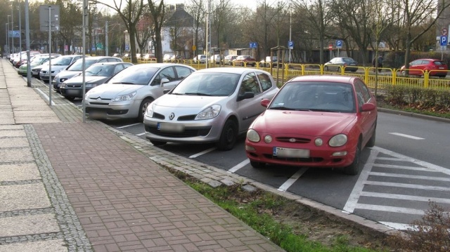 Parkujący na ul. Sikorskiego 15.04.2016