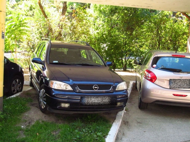 Dzikie parkowanie pod Trasą Zamkową - fot.Słuchacz 8.09.2016