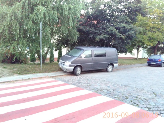 Nieprawidłowe parkowanie ul.Hoża - fot.Słuchacz 9.09.2016