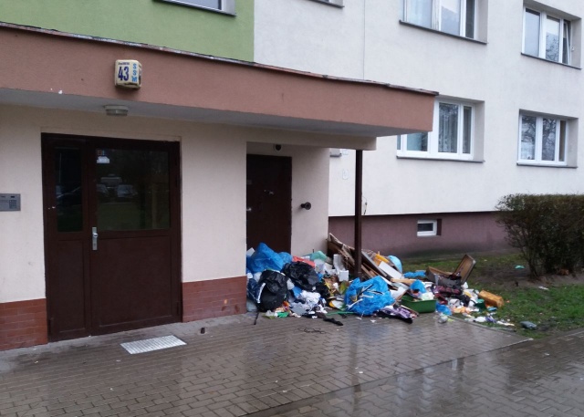 Śmieci przy ulicy 26 Kwietnia, fot. Słuchacz, pan Krzysztof 12.12.2016