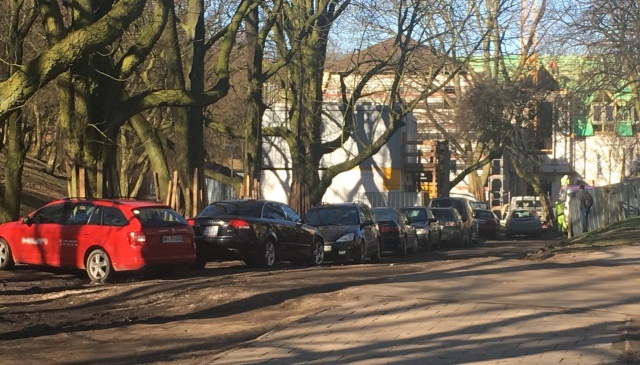 Parkowanie w parku, fot. J. Wilczyński 24.03.2017