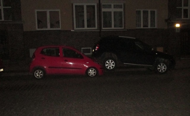 Parkowanie na "zakładkę", fot. Słuchacz, Maciej Szczepankowski 07.11.2017