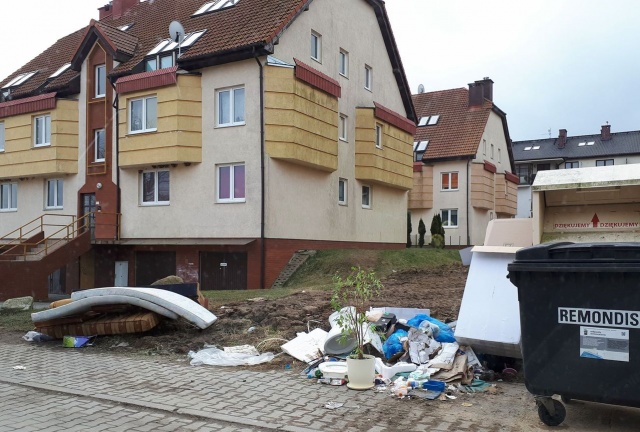 Śmieci przy ul. Polickiej 23.02.2018