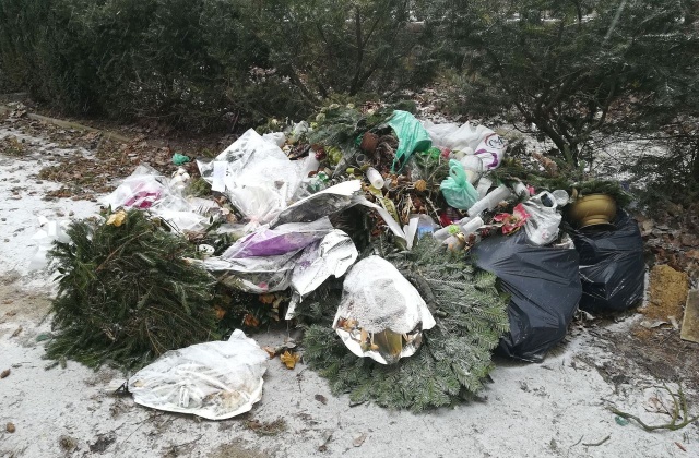 Śmieci na Cmentarzu Centralnym, fot. Słuchacz, pan Piotr 20.03.2018