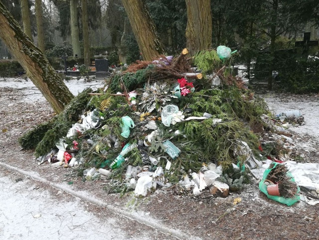 Śmieci na Cmentarzu Centralnym, fot. Słuchacz, pan Piotr 20.03.2018