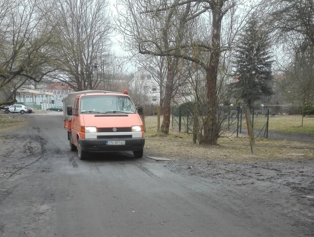 Rozjeżdżony parking 30.03.2018