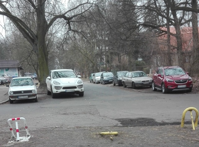 Rozjeżdżony parking 30.03.2018