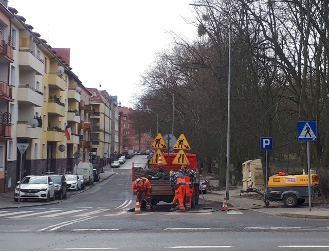 Łatanie dziur na ul. Noakowskiego, fot. Słuchaczka, pani Ewao 05.04.2018