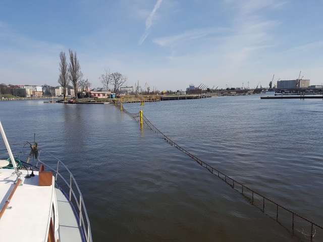 Zagrodzone wejście do mariny na Wyspie Grodzkiej. 09.04.2018