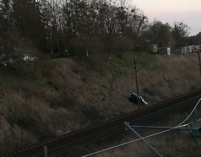 Auto na kolejowej skarpie, fot. Słuchacz, pan Bogdan 01.04.2019