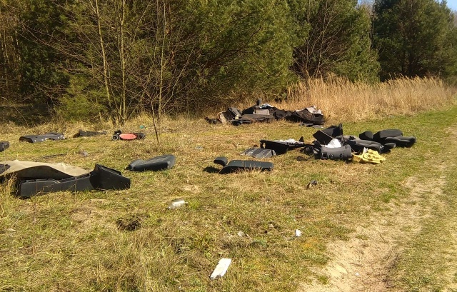 Śmieci w lesie pomiędzy ul. Gwarną a Jelenim Stawem, fot. Słuchacz, pan Marek 03.04.2019