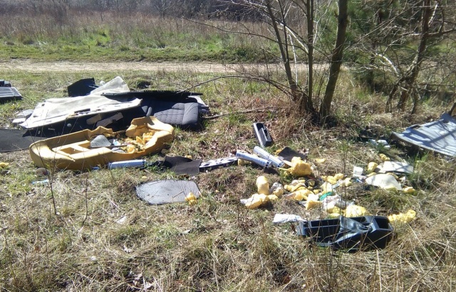 Śmieci w lesie pomiędzy ul. Gwarną a Jelenim Stawem, fot. Słuchacz, pan Marek 03.04.2019