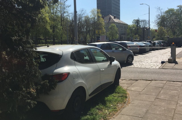 Parkowanie przy szlabanie, fot. S. Orlik, PR Szczecin 23.04.2019
