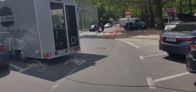 Nieprawidłowe parkowanie foodtrucka - fot.Słuchacz 11.07.2019