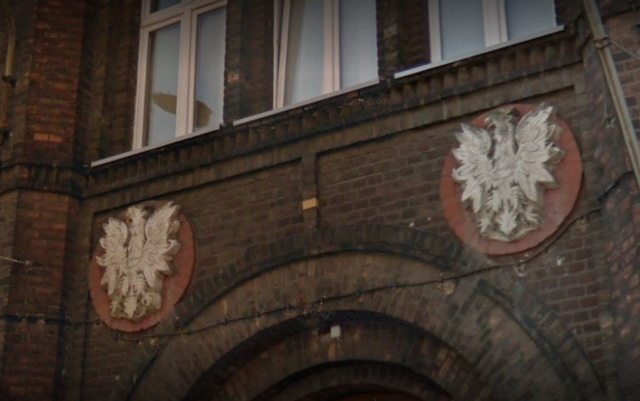 Orzeł bez korony na budynku Komendy Miejskiej Policji w Szczecinie, fot. google.com 31.07.2019