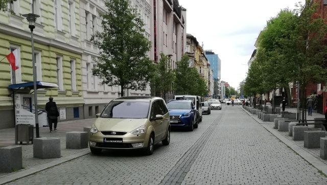 Parkowanie na ul. Kaszubskiej, fot. Słuchacz 20.05.2020