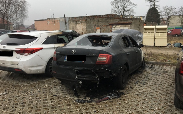 Spalone auta na parkingu przy ul. Gryfińskiej, fot. S. Orlik 18.03.2021