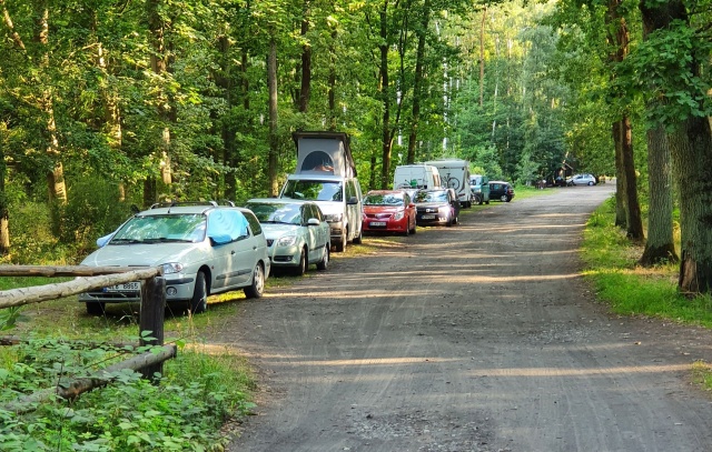Leśny parking między Łukęcinem a Dziwnówkiem, fot. Słuchacz 30.07.2021