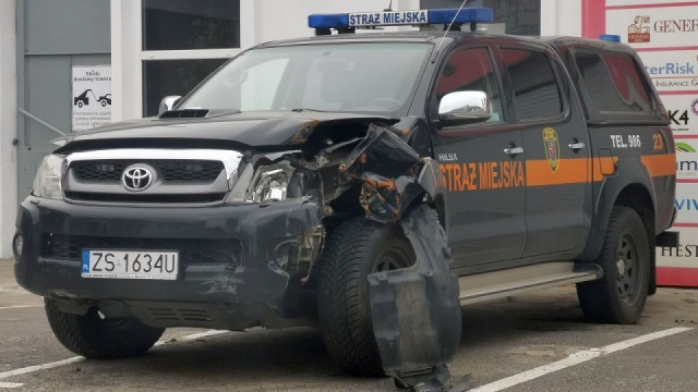 Uszkodzony samochód Straży Miejskiej w Szczecinie, fot. Słuchacz 02.09.2021