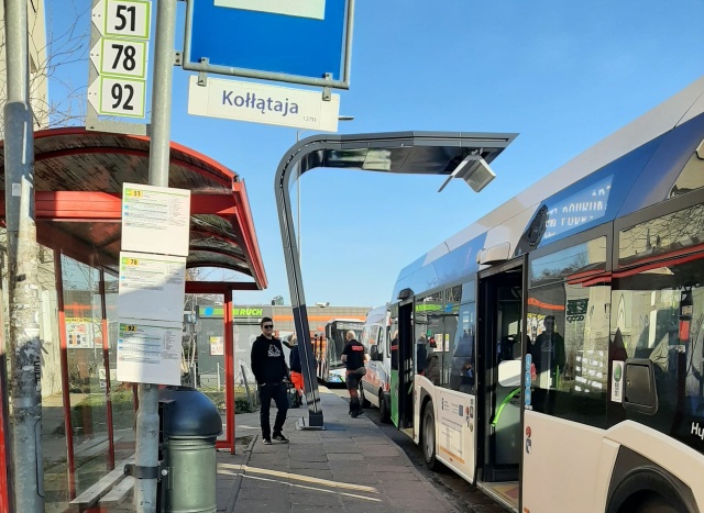 Ładowarki autobusów przy ul. Kołłątaja, fot. Słuchacz, pan Bronisław 17.03.2022
