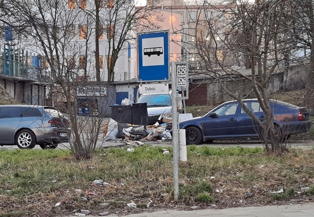 Wraki i śmieci przy ul. Dubois, fot. Słuchaczka 22.03.2022