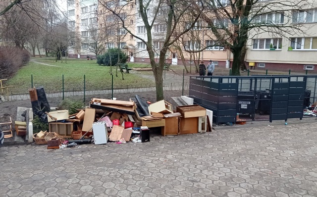 Śmieci przy przy bloku na ulicy Asnyka 3, fot. Słuchaczka 24.03.2022