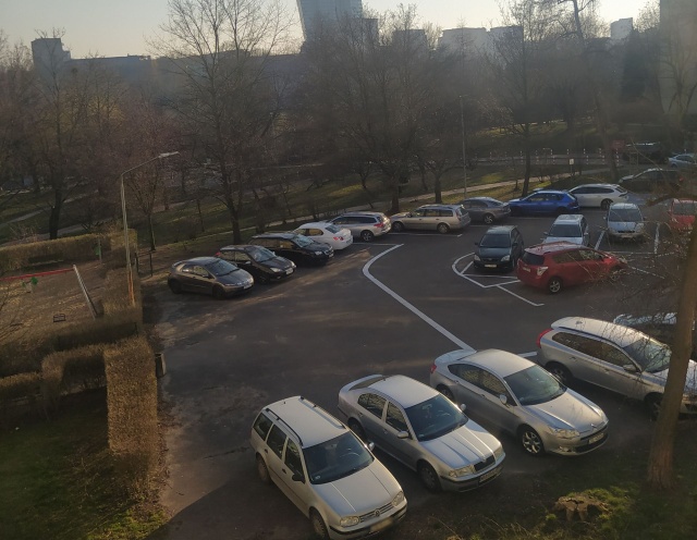 Parking na Os. Piastowskim, fot. Słuchaczka 24.03.2022