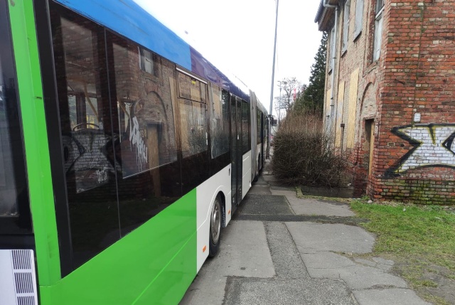 Parkowanie autobusów przy ul. Heyki, fot. Słuchacz 04.04.2022