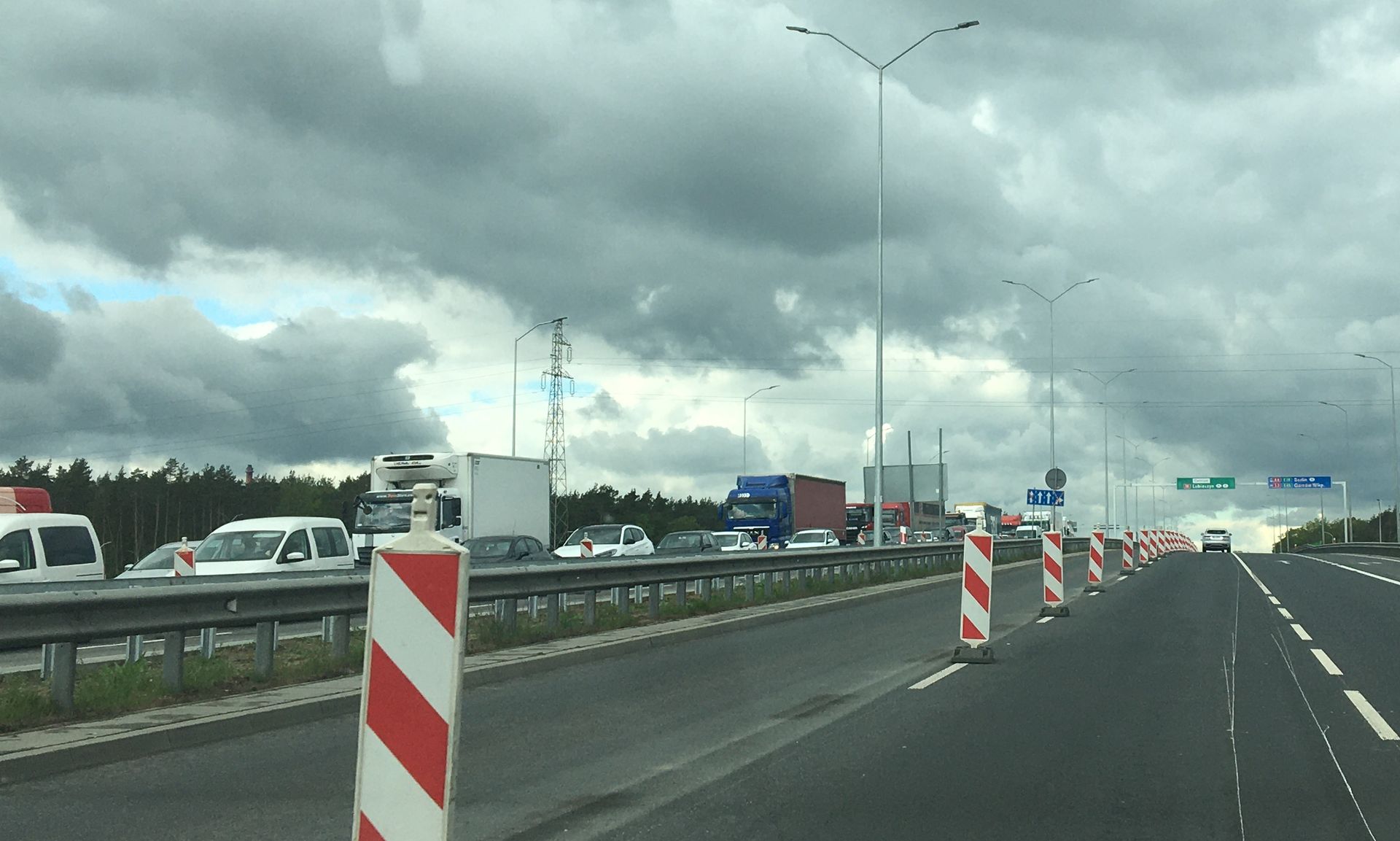 W okolicach węzła Kijewo wykonawca zmienił organizację ruchu, w efekcie na autostradzie A6 powstał wielokilometrowy korek.