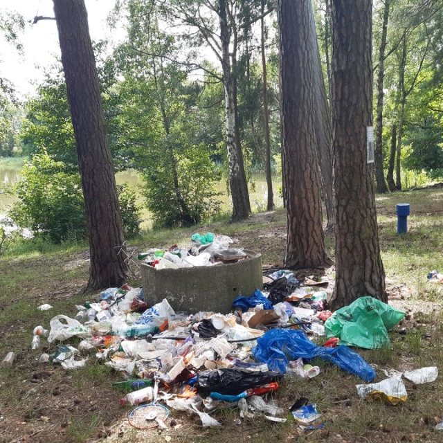 Śmieci nad jeziorkiem w Bartoszewie - fot.Słuchaczka 15.07.2022
