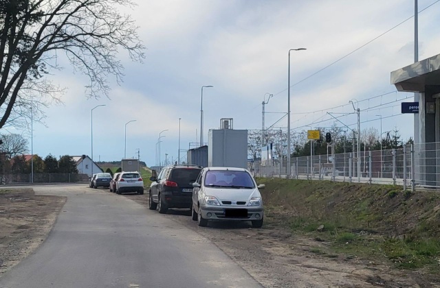 Przy stacji PKP w Grzędzicach nie ma parkingu - fot.S.Orlik 19.04.2023