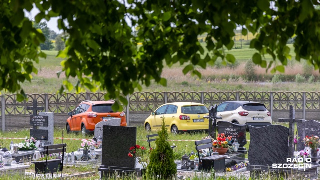 Auta na cmentarzu, fot. Robert Stachnik, PR Szczecin 25.05.2023