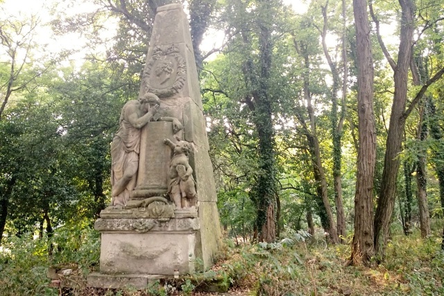 Zaniedbany nagrobny pomnik Jürgena von Ramin, fot. Słuchaczka, pani Katarzyna 21.07.2024